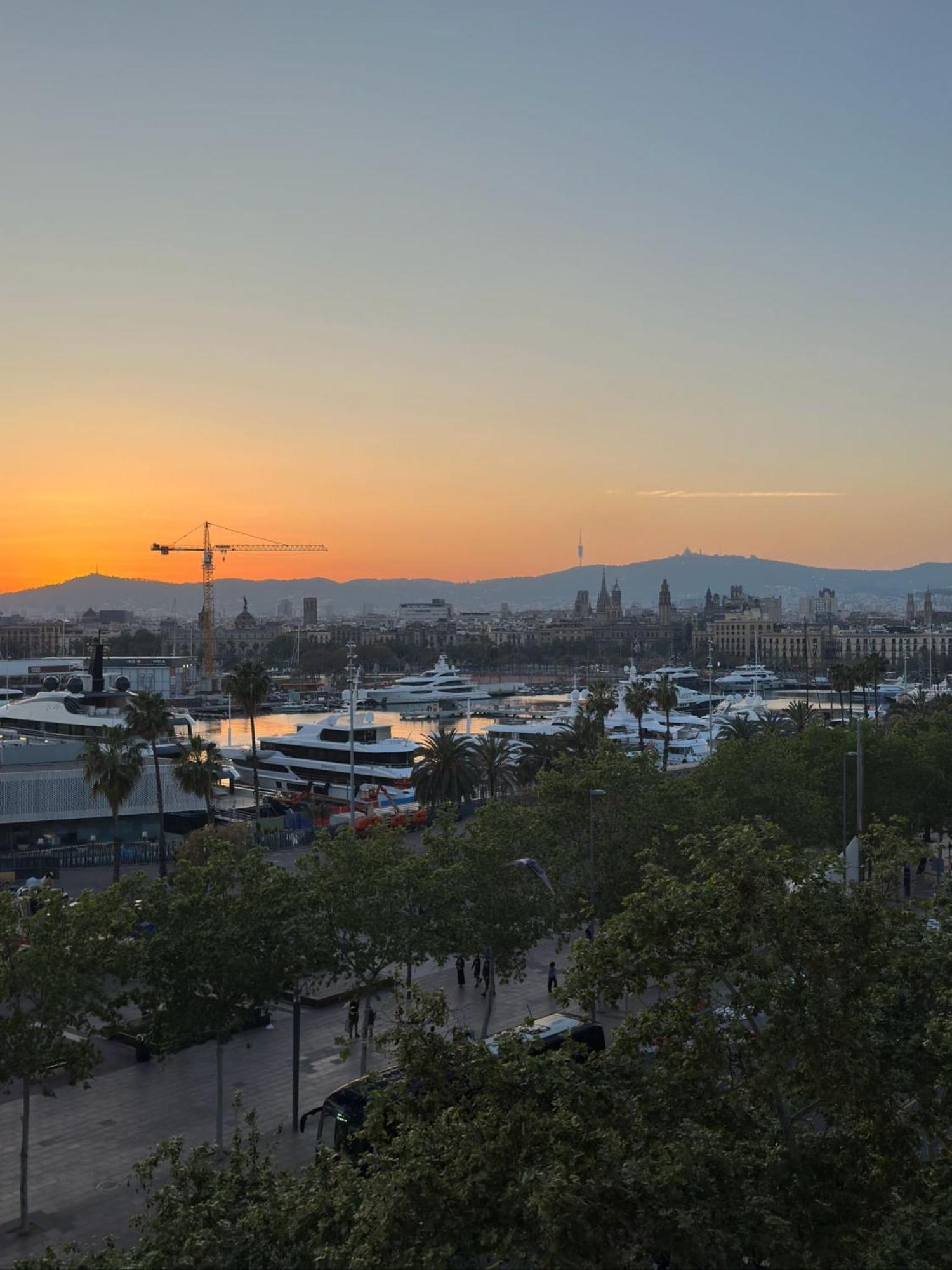 Sea View Apartments Barcellona Esterno foto